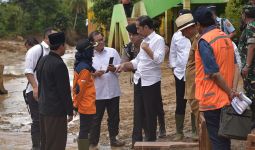 Sepatu Pak Jokowi Berlepotan Penuh Lumpur - JPNN.com