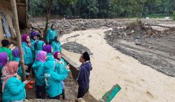 Perempuan Bangsa Menghibur dan Membantu Korban Banjir Sukajaya - JPNN.com