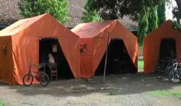 Bangunan Sekolah Ambruk, Siswa Belajar di Tenda Darurat - JPNN.com