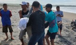 Dua Wisatawan Tewas Terseret Ombak Pantai Cijeruk Garut - JPNN.com