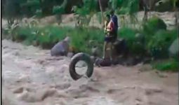 Aksi Heroik Kepala Desa Terjun ke Sungai Selamatkan Warganya yang Terseret Arus - JPNN.com