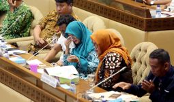 Suarakan Nasib Honorer K2, Titi Purwaningsih Menangis di Depan Komisi II - JPNN.com