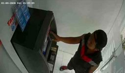 Curi Dompet di ATM, Tak Sadar Aksi Terekam CCTV - JPNN.com