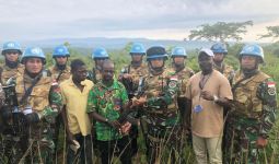 Seorang Milisi Kongo Serahkan Senjata Kepada Satgas TNI - JPNN.com