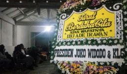 Jokowi Kirim Karangan Bunga Untuk Keluarga Ade Irawan - JPNN.com