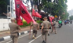 Tak Disukai Warga, Ratusan Atribut PDIP Dicopot Satpol PP DKI Jakarta - JPNN.com