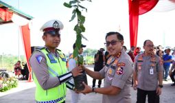 Antisipasi Banjir, Polisi Tanam Ribuan Pohon di Pinggiran Tol - JPNN.com