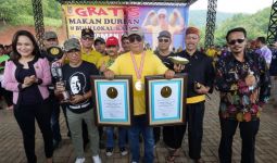 Paman Birin Catat Sejarah Makan Durian Bersama 24 Ribu Warga - JPNN.com