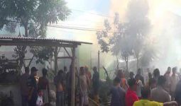 Cuci Beras Tak Sampai 5 Menit, Tak Sadar Dua Rumah Sudah Terbakar - JPNN.com