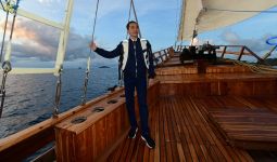 Berlayar Pakai Kapal Phinisi, Jokowi Menikmati Matahari Terbenam di Labuhan Bajo - JPNN.com