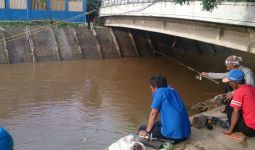 Banjir Jakarta Surut, Pintu Air Manggarai Jadi Pemancingan - JPNN.com