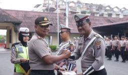 Tiga Polisi Berprestasi Ini Dapat Penghargaan dari Pimpinan - JPNN.com