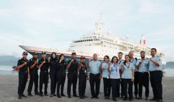 Periksa Kapal MV Boudicca, Kepala Kantor Bea Cukai Ambon Lakukan Ini - JPNN.com