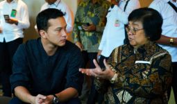 Gala Premiere Film Semesta, Menteri Siti Nonton Bareng Nicholas Saputra - JPNN.com