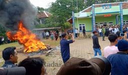 Pilkades Ricuh, Warga Melakukan Aksi Pembakaran - JPNN.com