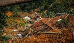 Korban Banjir dan Tanah Longsor Masih Bertahan di Pengungsian - JPNN.com