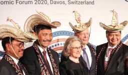 Pendiri dan Chairman WEF Davos Kenakan Topi dan Kain Khas NTT di Acara Indonesia Night - JPNN.com