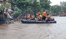 Cegah Banjir, Brimob Polda Metro Jaya Bersih-bersih Kali Ciliwung - JPNN.com
