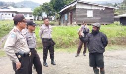 Personel Polres Tolikara Sambangi Warga di Kampung Kogimasi, Nih Tujuannya - JPNN.com