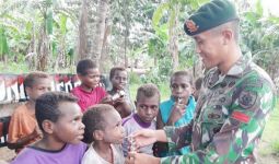 Prajurit TNI AD Ajak Anak-anak di Perbatasan RI-PNG untuk Minum Susu - JPNN.com