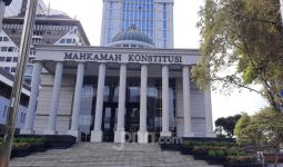 MK Tolak Gugatan Uji Materi UU KPK Hasil Revisi yang Diajukan Martinus dan Risof - JPNN.com