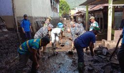 Personel Lanal Banyuwangi Bantu Korban Bencana Banjir Bandang - JPNN.com