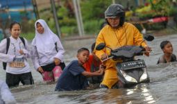 Hujan Sebentar, Kota Tangerang Sudah Dikepung Banjir - JPNN.com