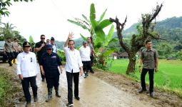 Tinjau Longsor di Harkatjaya, Jokowi Ingin Sistem Vegetatif Diterapkan - JPNN.com