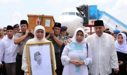 Wajah Sendu Khofifah Saat Membawa Foto Gus Sholah - JPNN.com