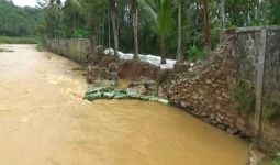Tanggul Setinggi 3 Meter Jebol, Warga Sekitar Terancam Jika Hujan Deras - JPNN.com