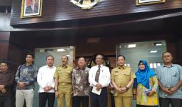 Bupati Natuna Bela Warganya yang Demo Tolak Karantina - JPNN.com
