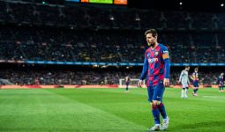 Satu Kaki Lionel Messi Terlihat di Pintu Keluar Barcelona - JPNN.com