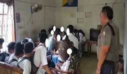 Satpol PP Kejar Belasan Pelajar Bolos di Warung Kopi, Ini Hukumannya Bro - JPNN.com