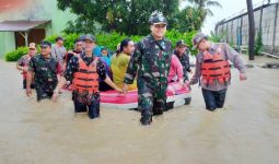 Pak Dandim Terjang Air untuk Evakuasi Korban Banjir - JPNN.com
