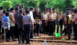 Beginilah Reaksi Jokowi saat Diteriaki Para Pelajar di Lokasi Penanaman Pohon di Acara HPN 2020 - JPNN.com