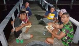 TNI AL Selamatkan 10 Nelayan yang Terapung-apung di Laut - JPNN.com