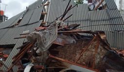Bangunan 3 Lantai di Mampang Roboh, Satu Orang Terluka - JPNN.com