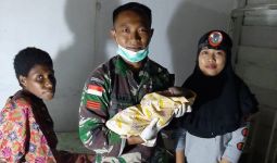 Prajurit TNI Bantu Proses Persalinan Warga di Perbatasan - JPNN.com
