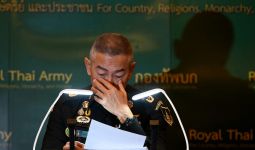 Meneteskan Air Mata, Panglima Angkatan Darat Minta Maaf Atas Kelakuan Brutal Anak Buah - JPNN.com
