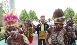 Tinjau Fasilitas PON 2020, Menpora Disambut Tarian Khas Papua - JPNN.com