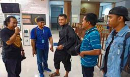 Bebas dari Penjara, Napi Teroris Itu Diantar Pasukan TNI-Polri Pulang Kampung - JPNN.com