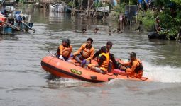 Bocah 3 Tahun Terseret Arus Sungai Ciliwung, Tim Gabungan Langsung Bergerak, Hasilnya? - JPNN.com