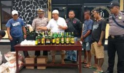 Ratusan Botol Miras Disembunyikan di Bengkel Tambal Ban - JPNN.com
