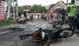 Sejumlah Sepeda Motor Dibakar Suporter Jelang Laga Persebaya dan Arema FC - JPNN.com
