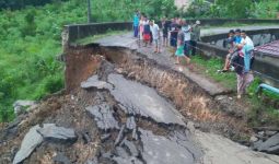 Jembatan Desa Dalam Luar - Talang Padang Putus, Ribuan Warga Terisolasi - JPNN.com