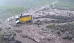 Menegangkan, Truk Ini Terjebak di Tengah Banjir Lahar Gunung Semeru - JPNN.com
