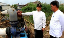 Pak Wali Kota Cek Turap Kali-Pompa Air untuk Antisipasi Banjir - JPNN.com