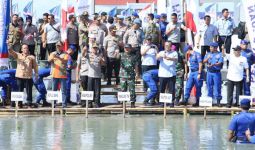 Cegah Abrasi, Panglima TNI dan Kapolri Pimpin Gerakan Tanam 20.000 Mangrove - JPNN.com