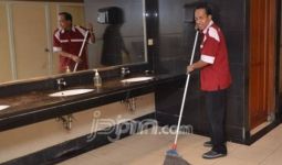 Kisah Ishak, 25 Tahun jadi Petugas Cleaning Outsourcing di Gedung DPR - JPNN.com