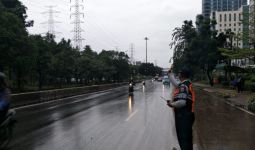 Banjir Surut, Underpass Cawang Penuh Lumpur - JPNN.com